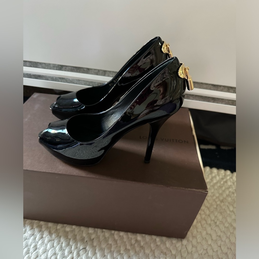 Gorgeous Louis Vuitton Oh Really Black Patent Leather Open-Toe Pump Heel Padlock